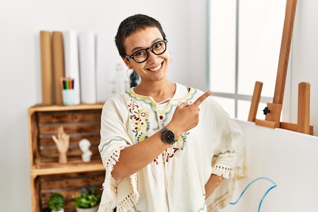 Client purtând o ie brodată